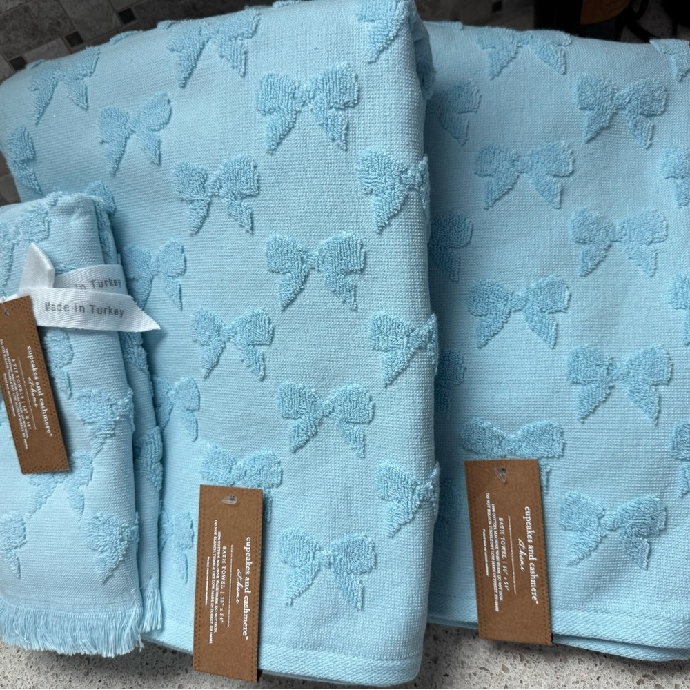 *NWT* Cupcakes & Cashmere Light Blue Textured Towels 4 piece set 🎀